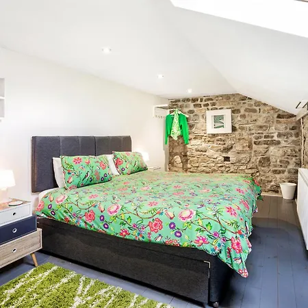 Holiday home Hawks Barn -